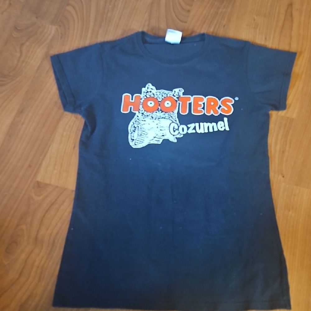 Hooters Medium T-shirts